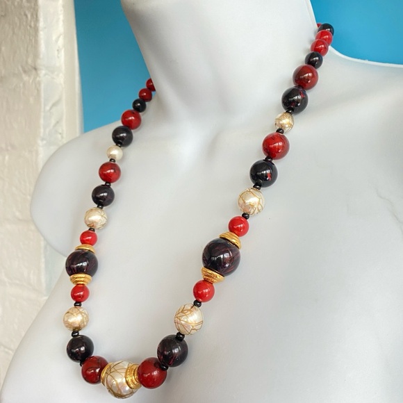 AVON Vintage Black & Red Beads Faux Pearls Gold Tone Necklace Circa 1990s - Picture 1 of 8
